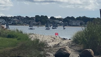 Plage, chaises longues, serviettes de plage