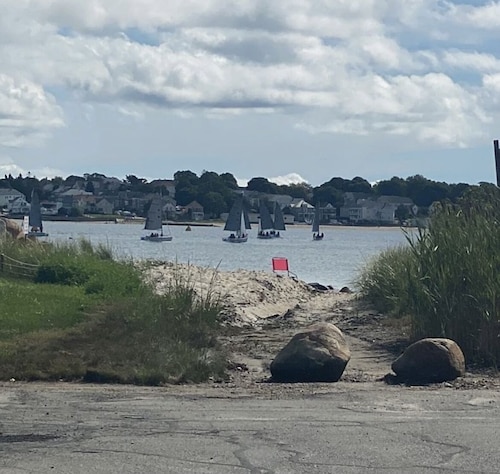 Quaint 1 Bed 1 bath private beach home. Long term renters welcome for winter!
