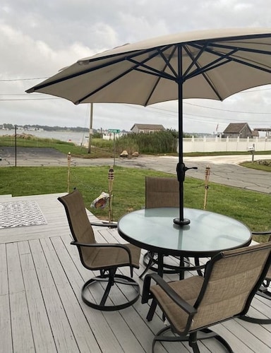 Quaint 1 Bed 1 bath private beach home. Long term renter welcome Dec 1