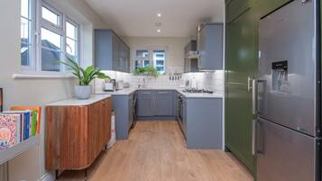 Apartamento básico | Cozinha privada | Geladeira, fogão, cooktop, lava-louças