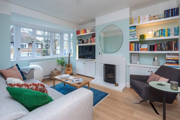 Living area - 2 Bedroom Apartment - 200m From Richmond Park (Kingston Upon Thames)