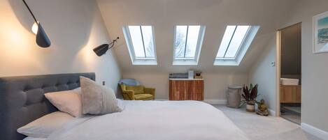 2 bedrooms, laptop workspace, iron/ironing board, cots/infant beds
