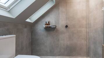 Basic Apartment | Bathroom | Towels, toilet paper