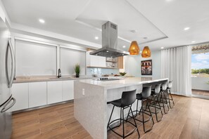 Fridge, microwave, oven, coffee/tea maker - Casa Elena by Otium (San Juan)