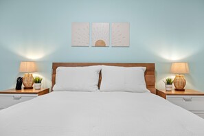 Muebles diferentes, escritorio y cortinas blackout 