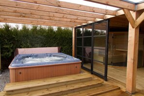 Terrace/patio - Luxe villa in nature with sauna and jacuzzi 9pers (Zeewolde)