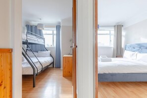 Apartament bàsic | 2 dormitoris, planxa i posts de planxar i roba de llit