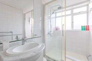 Apartament bàsic | Bany | Dutxa, tovalloles, sabó i xampú 