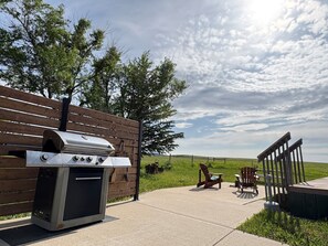 Outdoor dining - Cozy cabin in charming Cypress Hills with WiFi (Cypress County)