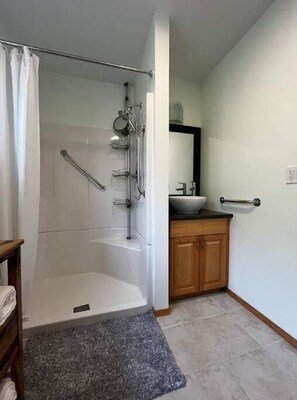 Een douche, een haardroger, handdoeken, zeep