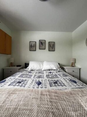 1 slaapkamer, een strijkplank/strijkijzer, gratis wifi, beddengoed