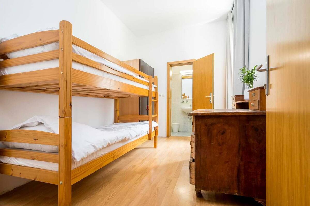 Kahden hengen huone (Den room with private bathroom) | 21 makuuhuonetta