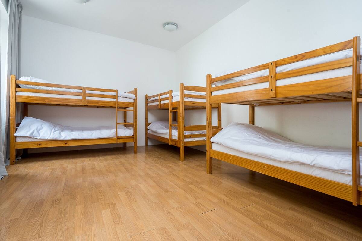 Slaapzaal (Riverside Dorm Room with shared bathr) | 21 slaapkamers