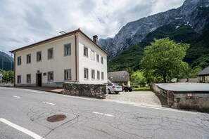 Double Room (Den room with private bathroom) | Parking