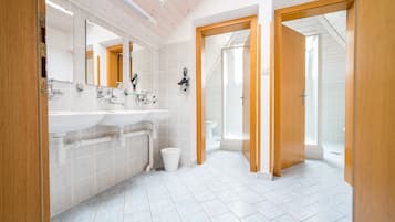 Chambre Double (Dusk private room with private bathro) | Salle de bain commune
