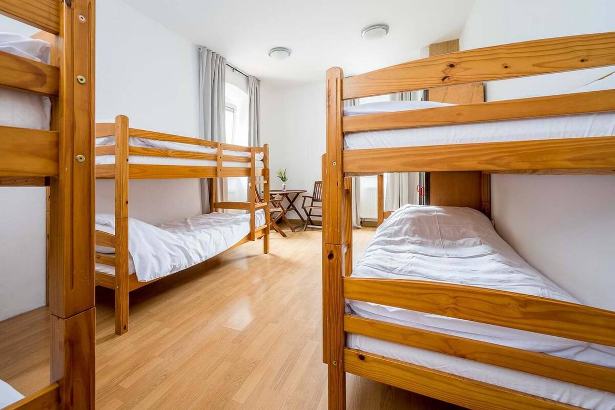 Huone (Meadow private room with shared bathr) | 21 makuuhuonetta
