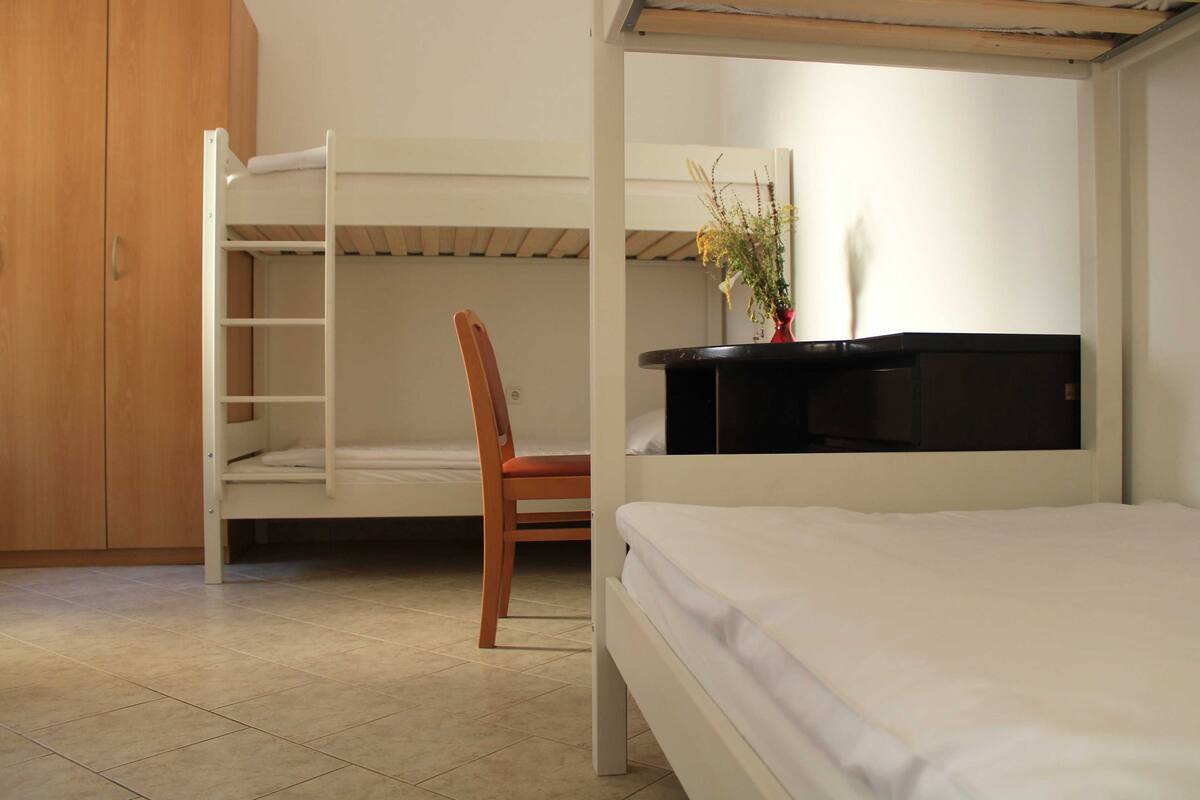 Neljän hengen huone (Fullhouse private room with shared ba) | 21 makuuhuonetta