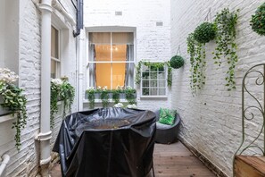 Property grounds - Elegant 2BD Flat 5 Mins to Kensington Gardens! (London)