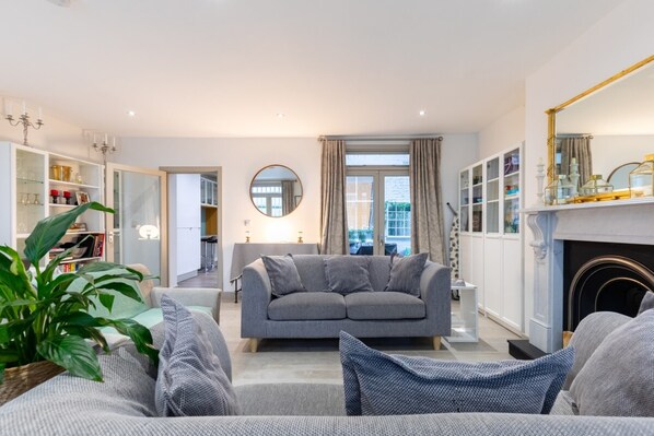 Living area - Elegant 2BD Flat 5 Mins to Kensington Gardens! (London)