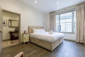 2 bedrooms, laptop workspace, iron/ironing board, bed sheets - Elegant 2BD Flat 5 Mins to Kensington Gardens! (London)