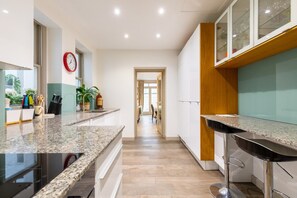 Private kitchen - Elegant 2BD Flat 5 Mins to Kensington Gardens! (London)