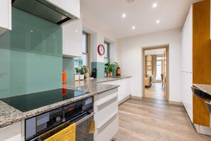 Appartamento Basic | Cucina privata | Frigorifero, microonde, forno, piano cottura