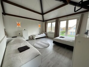 3 bedrooms, iron/ironing board, WiFi, bed sheets - Spacious Holiday Villa with Jacuzzi 10 person (Zeewolde)