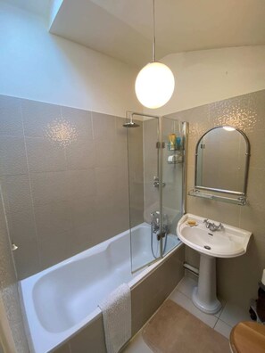 Basic Apartment | Bathroom | Shower, towels, soap, shampoo - Beautifully Curated 2BD Flat Tyburnia, London! (London)