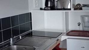 A compact kitchen with a sink, a toaster, a coffee maker, and a refrigerator. - Dinard Hyper Centre 400m Plages Beau Studio Wifi (Dinard)