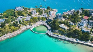 An aerial view of a coastal town with a prominent castle, a circular water feature, and a marina with boats. - Dinard Hyper Centre 400m Plages Beau Studio Wifi (Dinard)