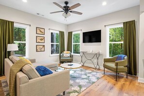 TV connectée, livres, chaîne hi-fi