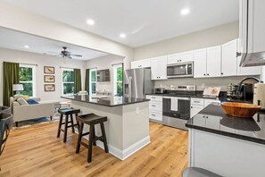 Jääkaappi, mikroaaltouuni, uuni, liesi