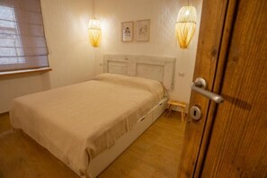 2 bedrooms, travel cot, free WiFi