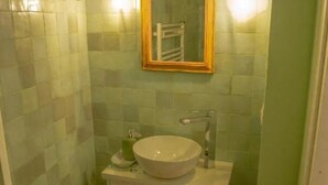 A bathroom with a white sink, a mirror, and a towel rack. - Le Scalette Apartment - G (Osimo)