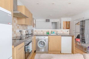 Basic Apartment | Private kitchen | Fridge, microwave, oven, stovetop - Studio W/private Patio Heart of Brixton, London! (London)