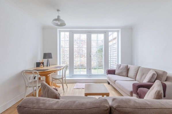 Basic Apartment | Living area - Studio W/private Patio Heart of Brixton, London! (London)