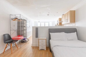 Basic Apartment | Bed sheets - Studio W/private Patio Heart of Brixton, London! (London)