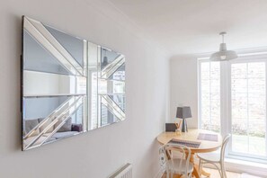 Basic Apartment | Tempat makan