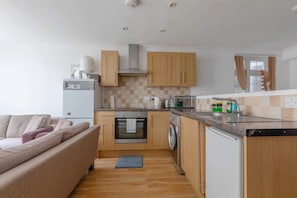 Basic Apartment | Private kitchen | Fridge, microwave, oven, stovetop - Studio W/private Patio Heart of Brixton, London! (London)