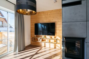 House, Mountain View | Living room | 49-inch Smart TV with digital channels, fireplace - Dom Jarosze II - LoftAffair (Poronin)