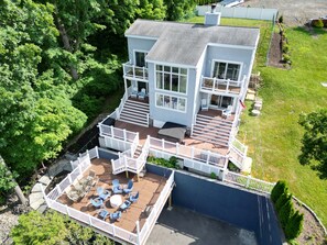 Outdoor dining - Sleeps 16! Lake, Dock, Hot Tub, Deck, Fire Pit, Grill (Brookfield)