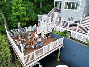 Outdoor dining - Sleeps 16! Lake, Dock, Hot Tub, Deck, Fire Pit, Grill (Brookfield)