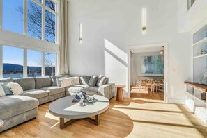 Smart TV - Sleeps 16! Lake, Dock, Hot Tub, Deck, Fire Pit, Grill (Brookfield)