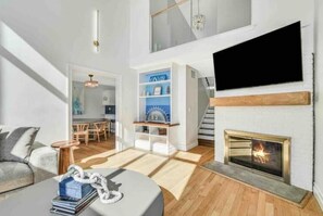 Smart TV - Sleeps 16! Lake, Dock, Hot Tub, Deck, Fire Pit, Grill (Brookfield)