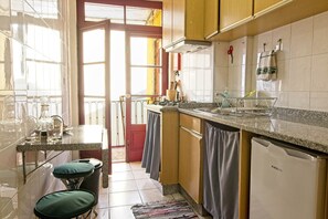 Apartamento | Cocina privada | Frigorífico, placa de cocina, hervidor eléctrico y trona infantil