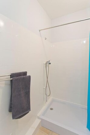 Apartment | Badezimmer | Dusche, Haartrockner, Handtücher