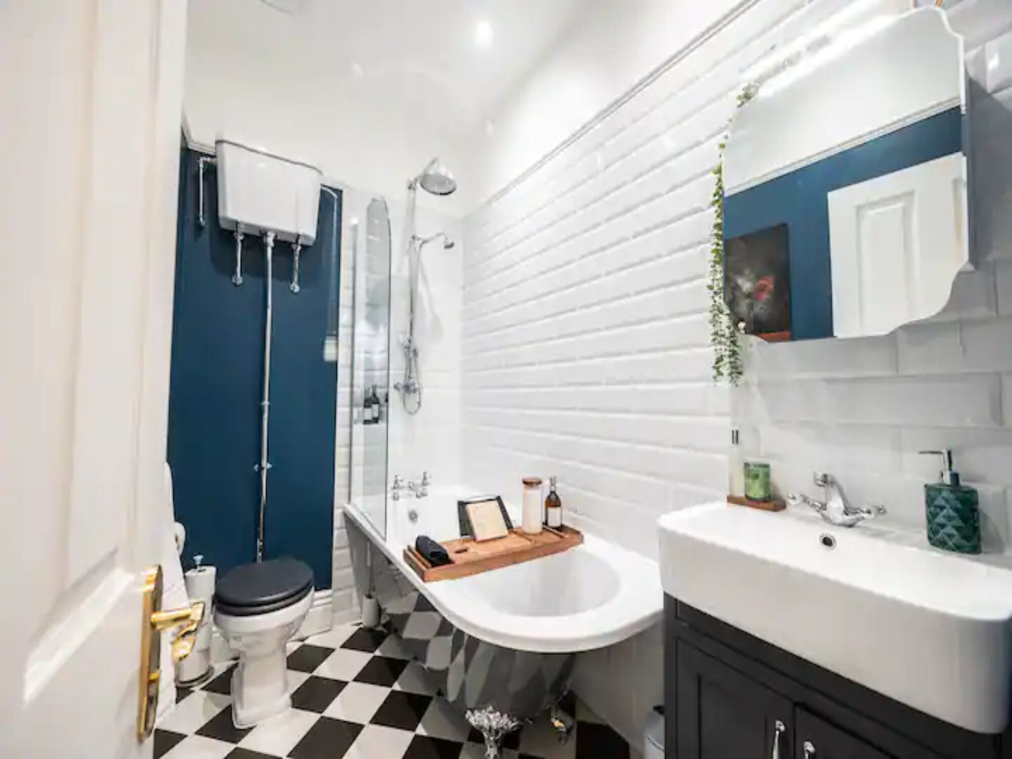 Une salle de bain moderne avec un lavabo blanc, une baignoire et des toilettes.