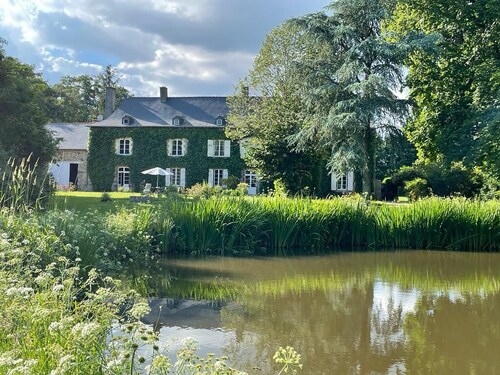 Charming manor house among peaceful surroundings 