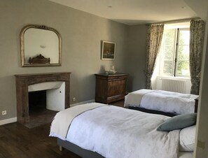 2 chambres, fer et planche à repasser, Wi-Fi, draps fournis
