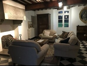 Télévision, cheminée, livres